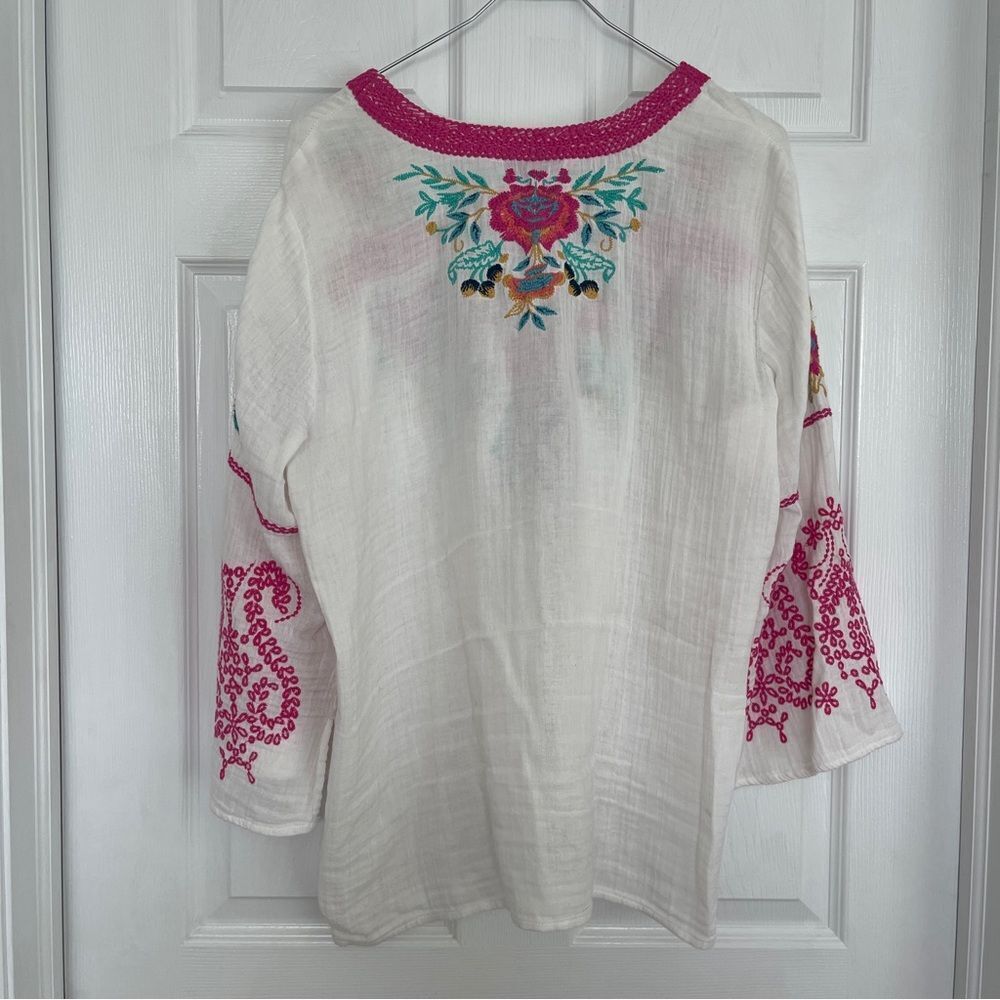APNY Embroidered Floral V-Neck Top - White and Pink Sz L Well Loved - Picture 6 of 6